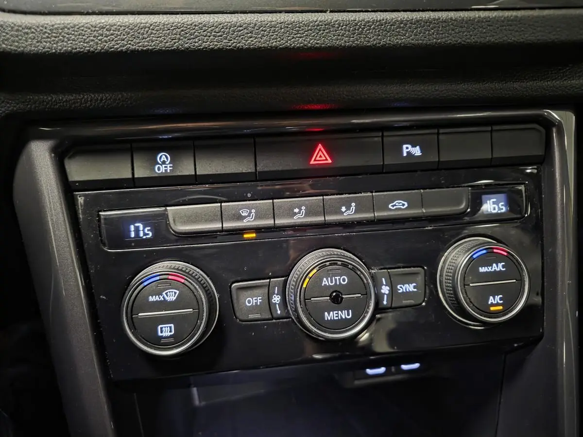 Panneau de commande de la climatisation bi-zone du Volkswagen T-Roc 2.0 TDI 2021 avec réglages numériques et boutons rotatifs.