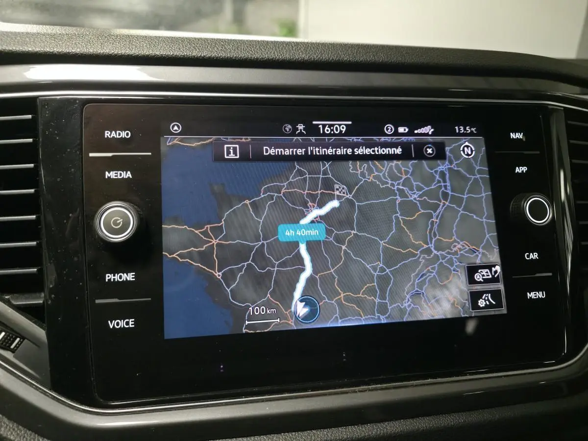 Écran tactile de navigation Discover Media du Volkswagen T-Roc 2021 affichant un itinéraire en cours.