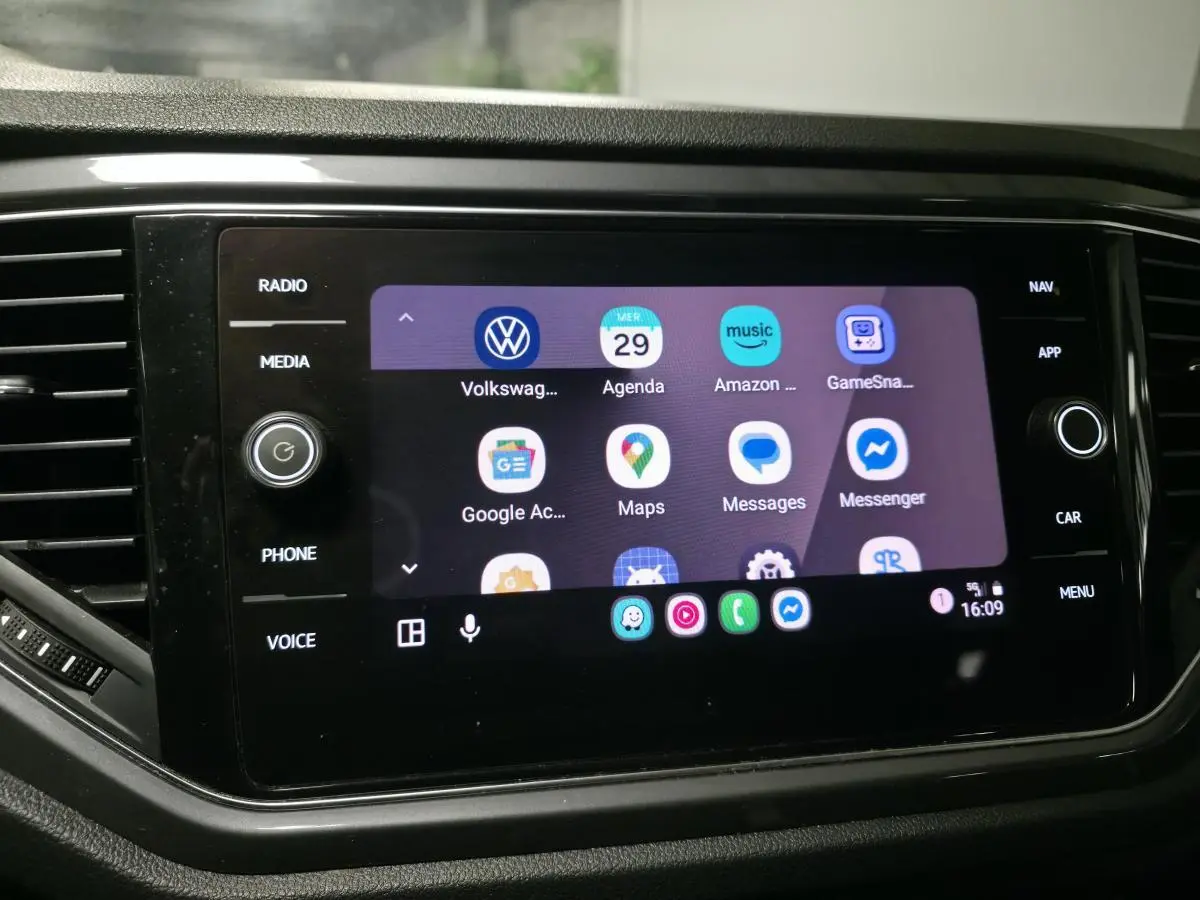 Écran tactile central du Volkswagen T-Roc 2021 affichant des applications de navigation et communication.