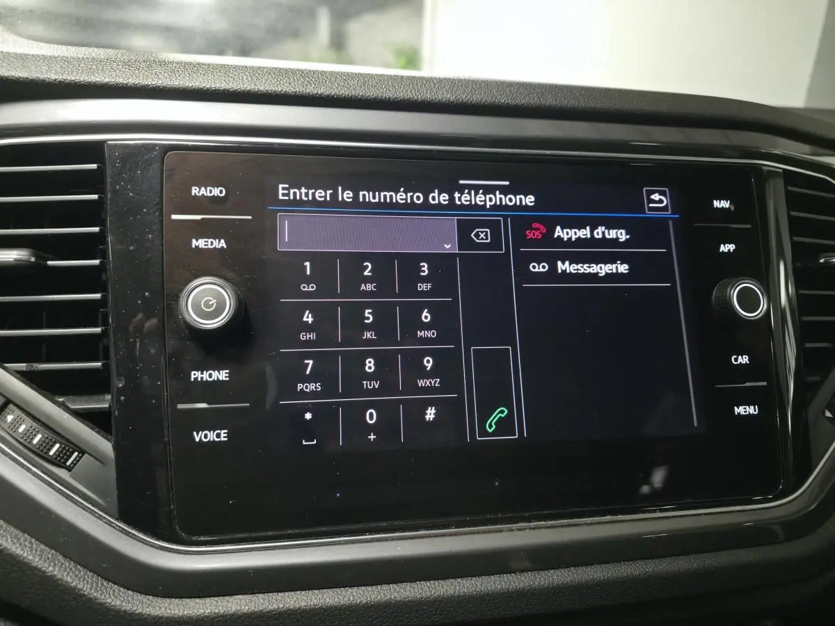 Écran tactile central du Volkswagen T-Roc 2.0 TDI 2021 affichant le clavier pour entrer un numéro de téléphone.
