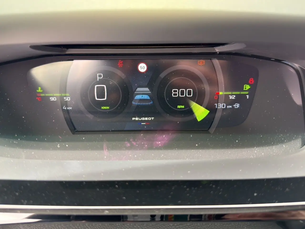 Vue rapprochée du combiné numérique 10'' 3D personnalisable de la Peugeot 308 gris selenium, affichant vitesse et RPM.