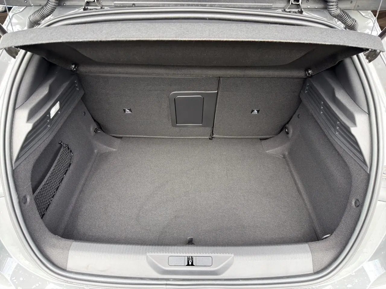 Coffre ouvert vu de dessus d’une Peugeot 308 2026 gris Selenium, espace de rangement propre et spacieux.