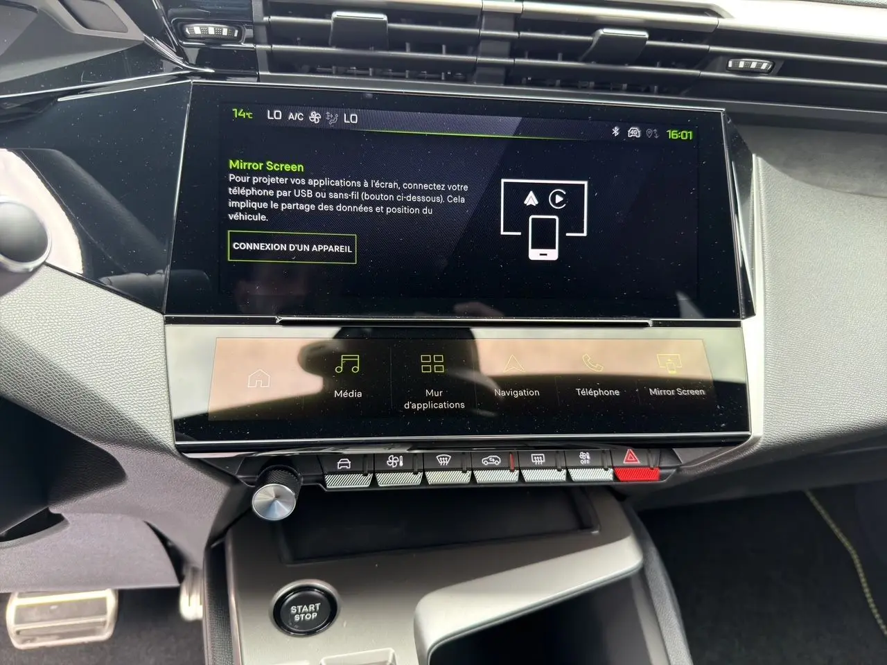Vue rapprochée de la console centrale de la Peugeot 308 GT 2026, écran tactile avec interface Mirror Screen et commandes tactiles.