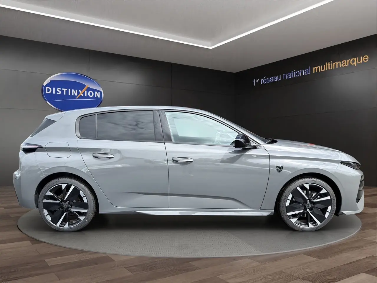 Profil droit de la Peugeot 308 2026 gris selenium avec jantes alliage 18'' bi-ton et vitres teintées.