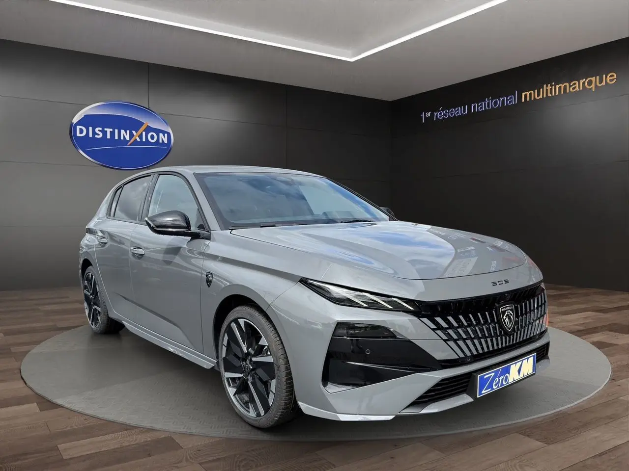 Peugeot 308 gris Selenium vue 3/4 avant, avec calandre noire distinctive et jantes alliage 18'' bi-ton.