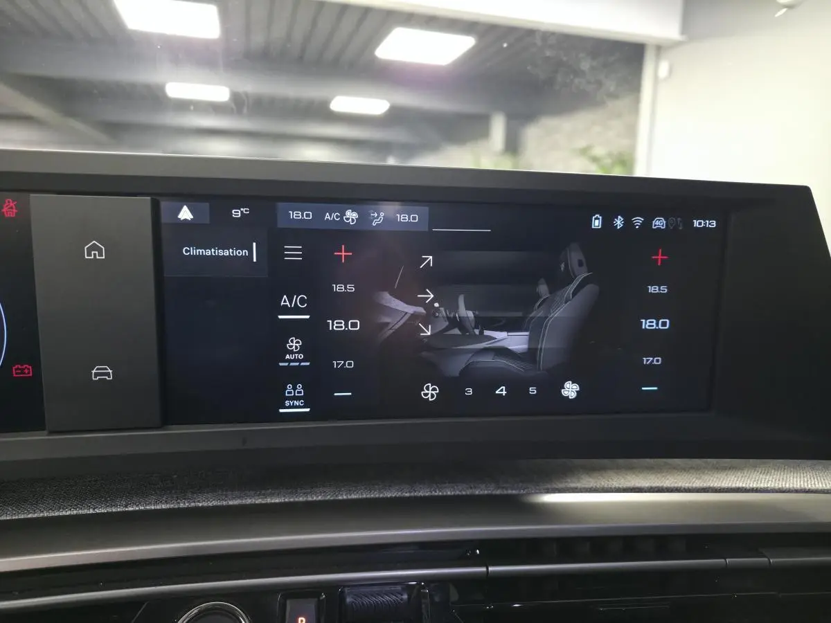 Écran tactile du tableau de bord du Peugeot 3008 gris 2025 affichant la climatisation et les réglages de ventilation.