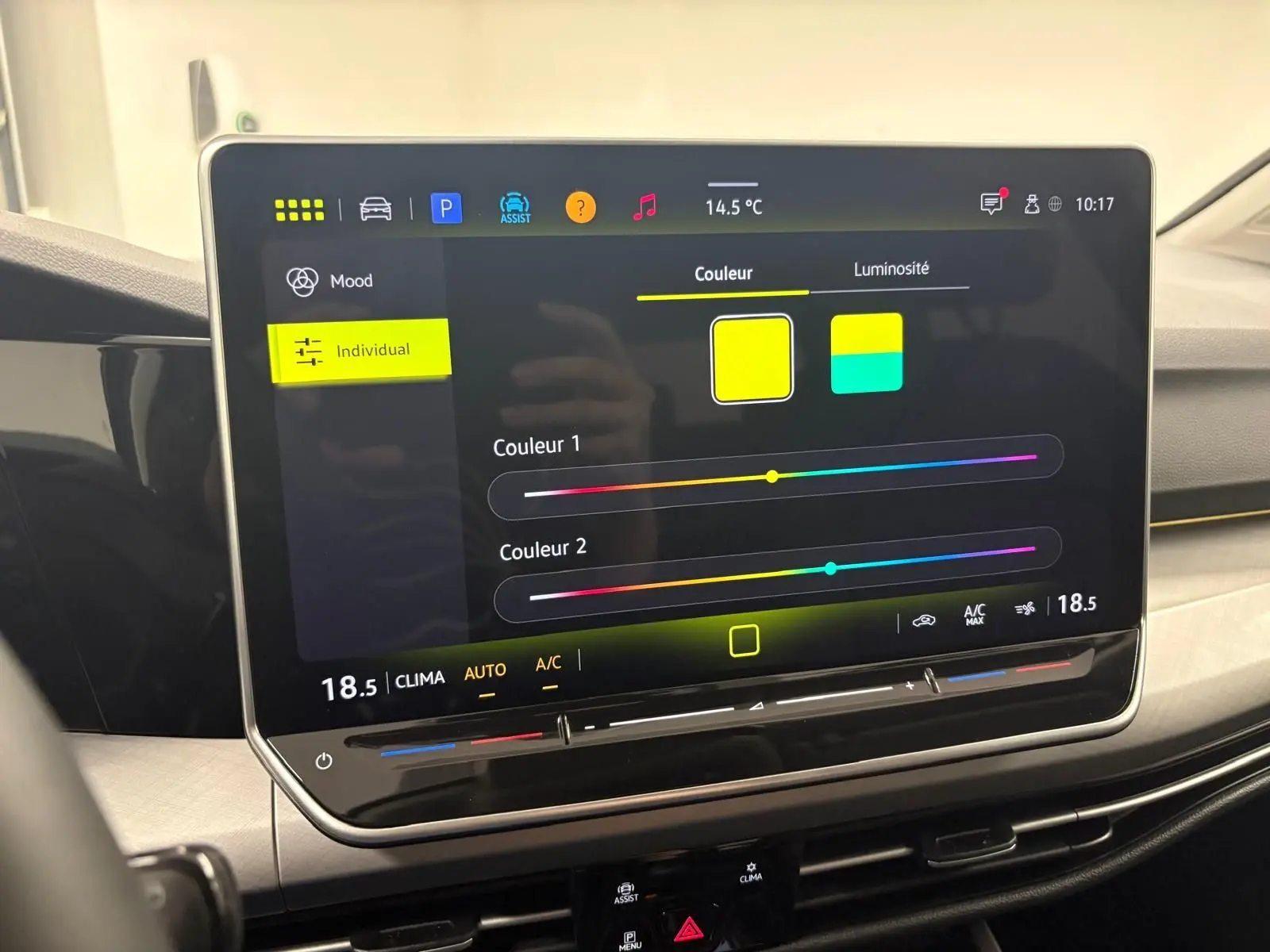 Vue de face de la Volkswagen Golf 1.5 eTSI 116 DSG7 Bleu Anémone avec jantes alliage 18'' Catania visibles