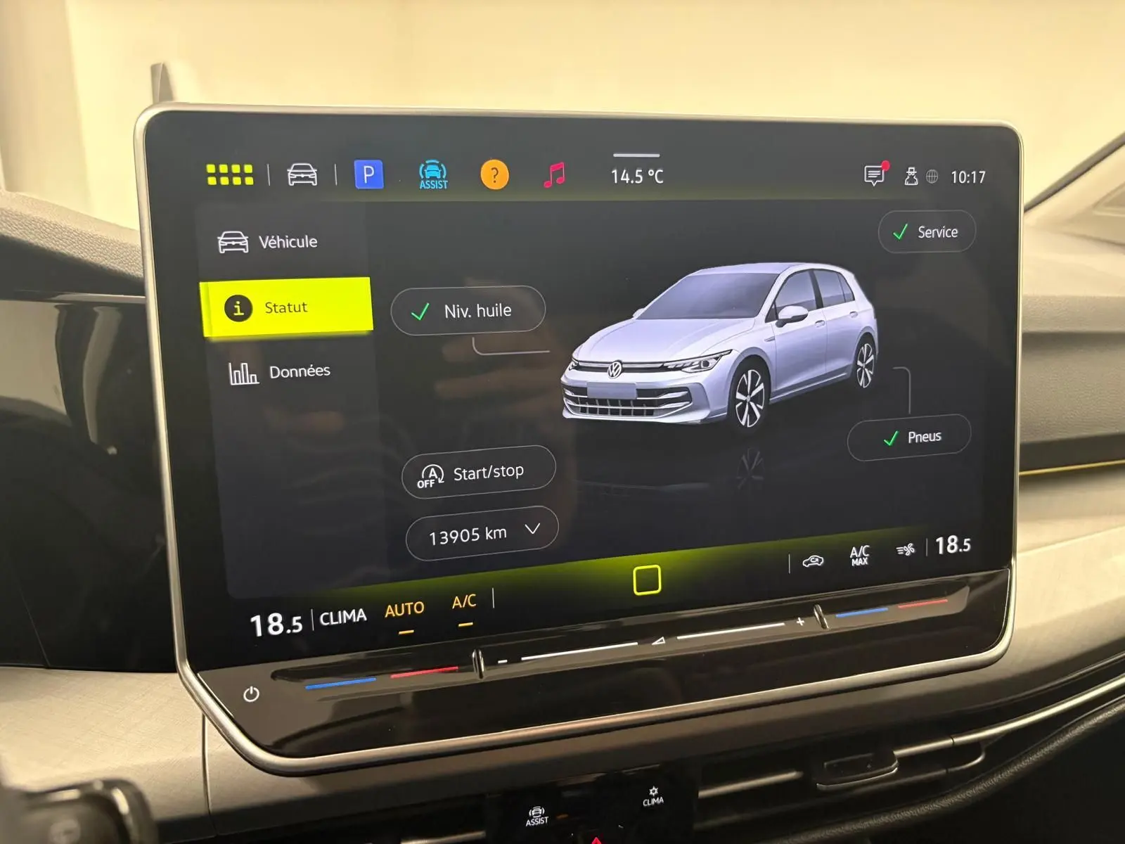 Écran tactile intérieur affichant les informations de statut d’une Volkswagen Golf 1.5 eTSI 116 DSG7 VW Edition.