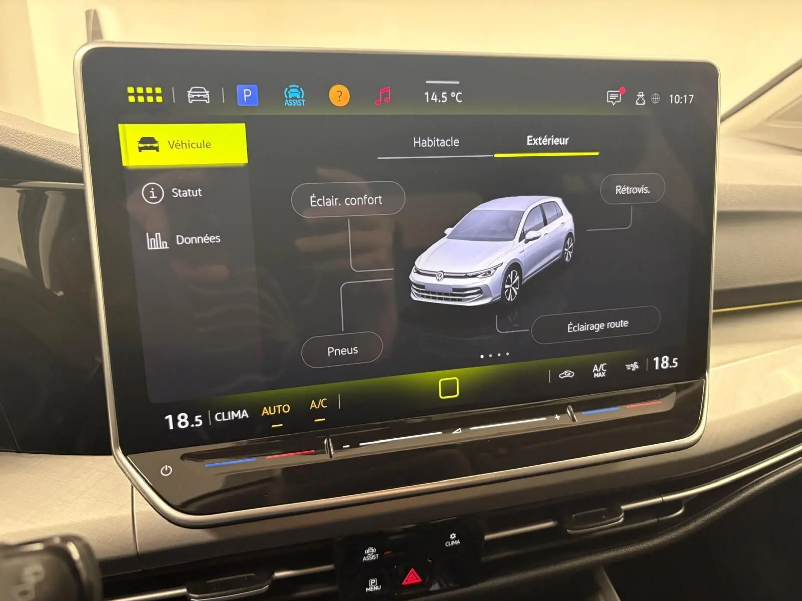 Écran tactile intérieur montrant l'interface véhicule d'une Volkswagen Golf 1.5 eTSI 116 DSG7, détails extérieurs.