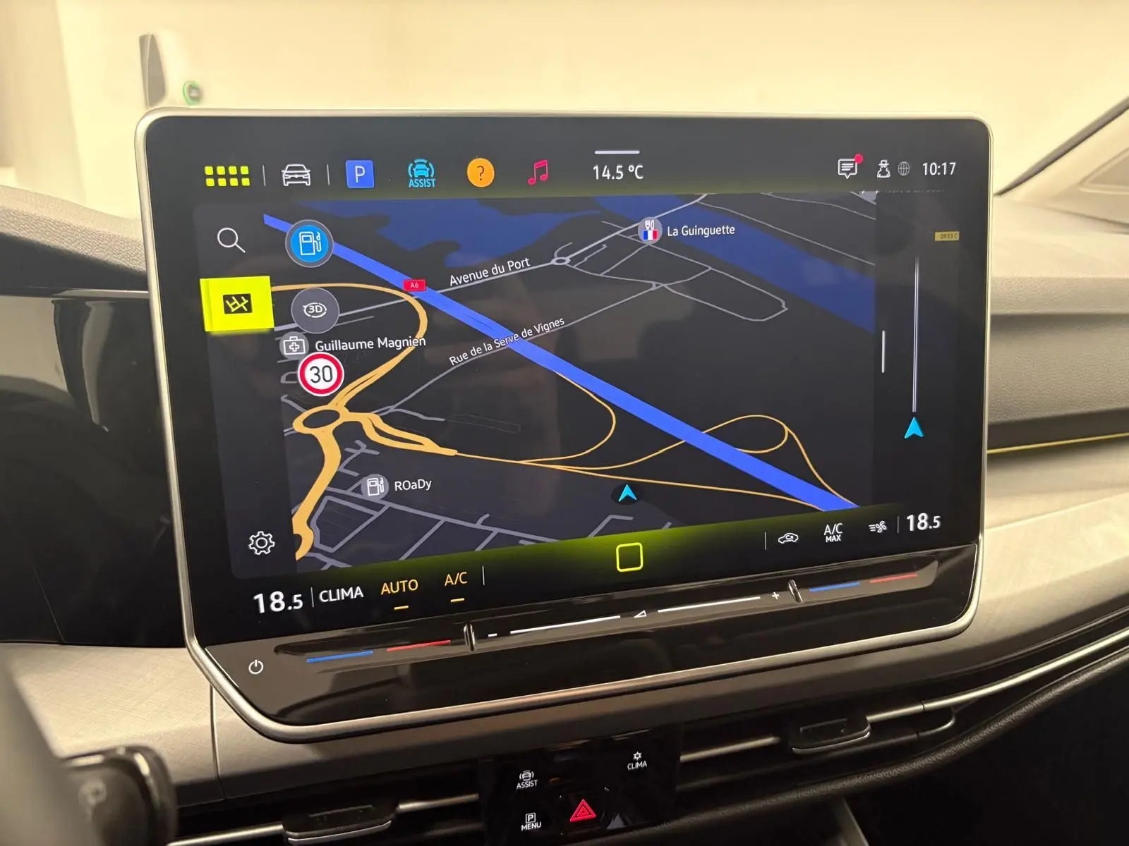 Écran tactile central affichant la navigation GPS dans l’habitacle d’une Volkswagen Golf 1.5 eTSI Bleu Anémone.