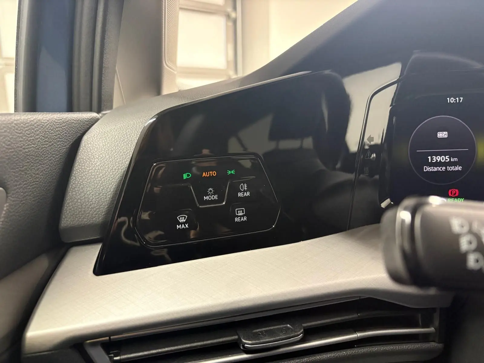 Vue rapprochée du tableau de bord de la Volkswagen Golf 1.5 eTSI 116 DSG7 Bleu Anémone, avec commandes d'éclairage et affichage numérique.