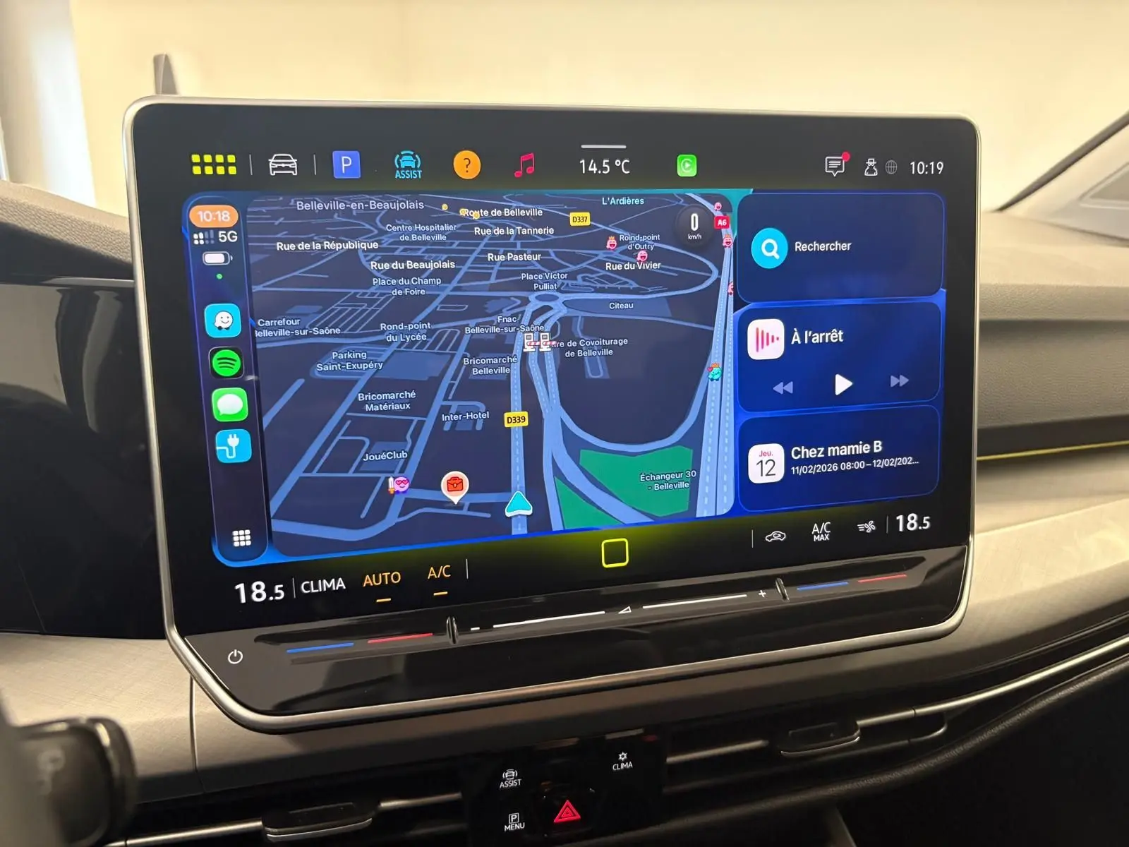 Écran tactile central de la Volkswagen Golf 1.5 eTSI 116 DSG7 VW Edition affichant la navigation et la climatisation.