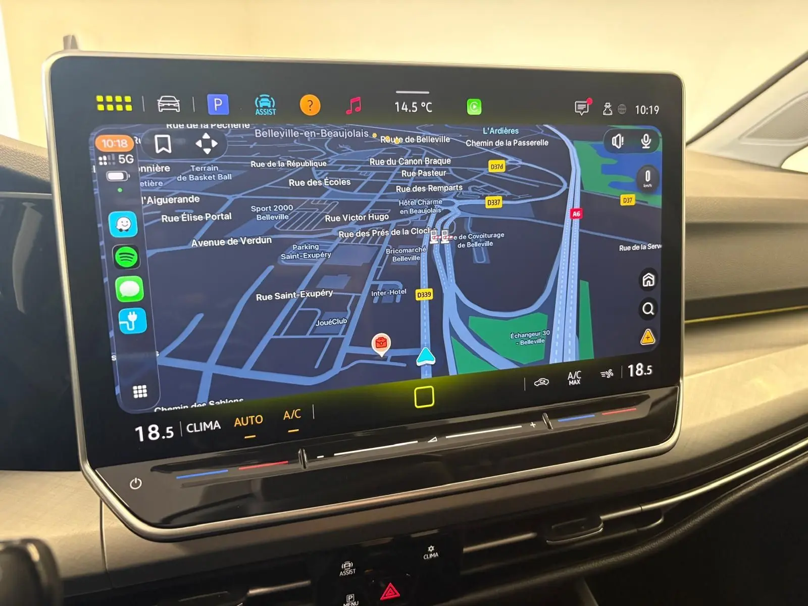 Écran tactile central affichant la navigation dans l'habitacle d'une Volkswagen Golf 1.5 eTSI 116 DSG7 Bleu Anémone.