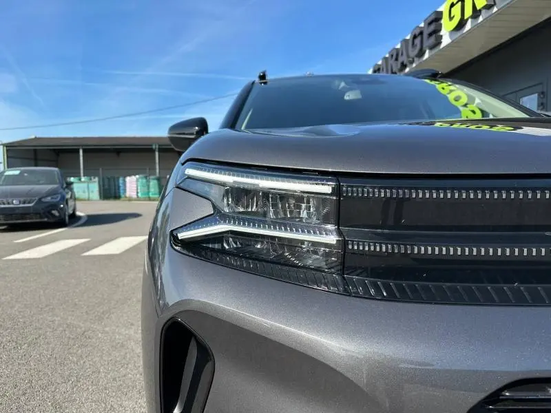 Gros plan sur le phare avant gauche du Citroën C5 Aircross 2025 gris Platinium, mettant en valeur son design LED distinctif.
