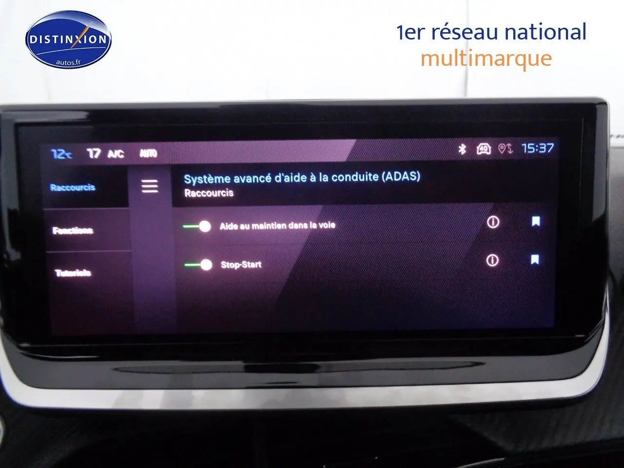 Écran tactile du système d'aide à la conduite affichant les options Stop-Start et maintien dans la voie sur Peugeot 2008 rouge.