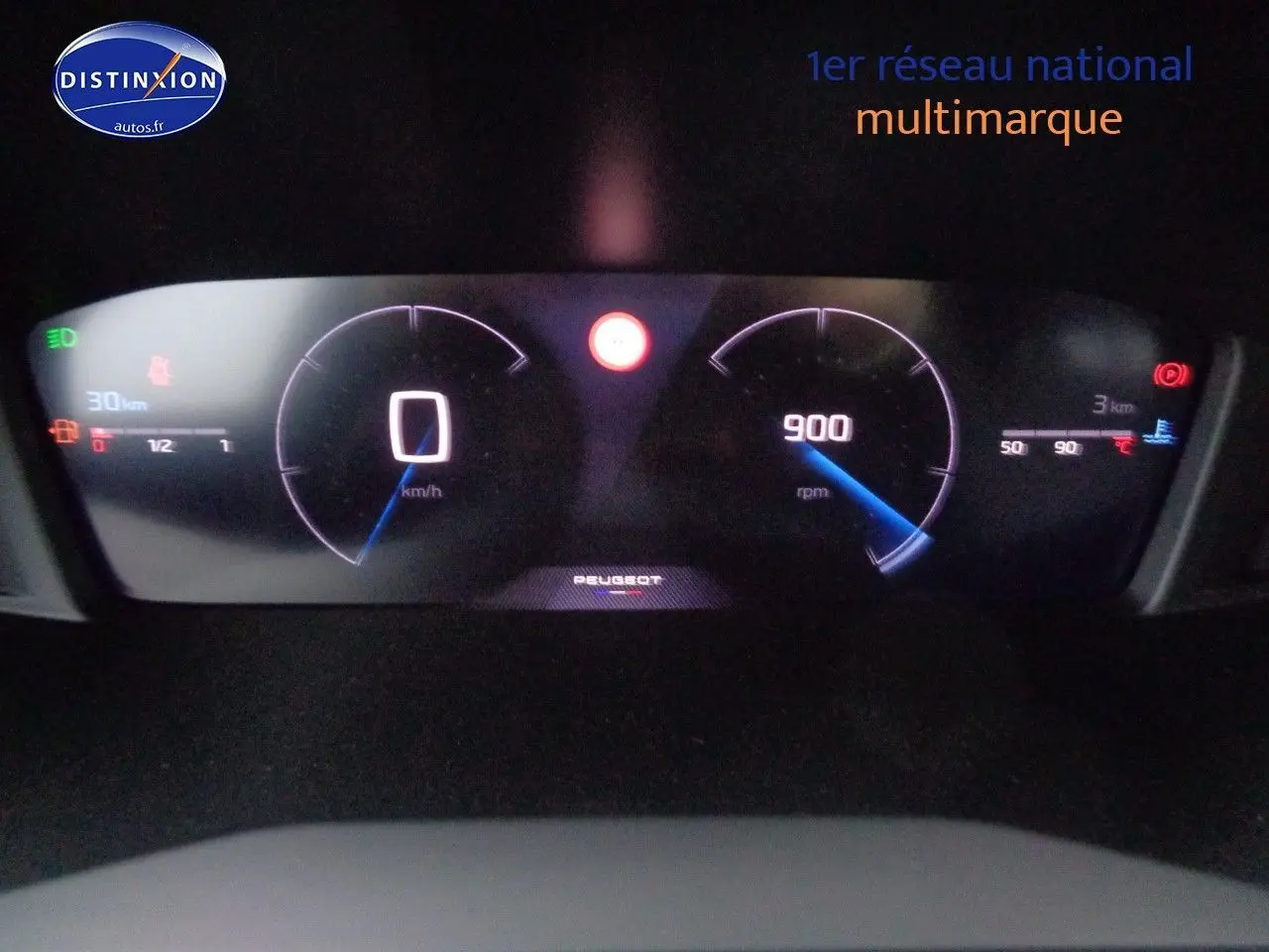 Tableau de bord numérique du Peugeot 2008 2023 affichant vitesse à 0 km/h et régime moteur à 900 rpm.
