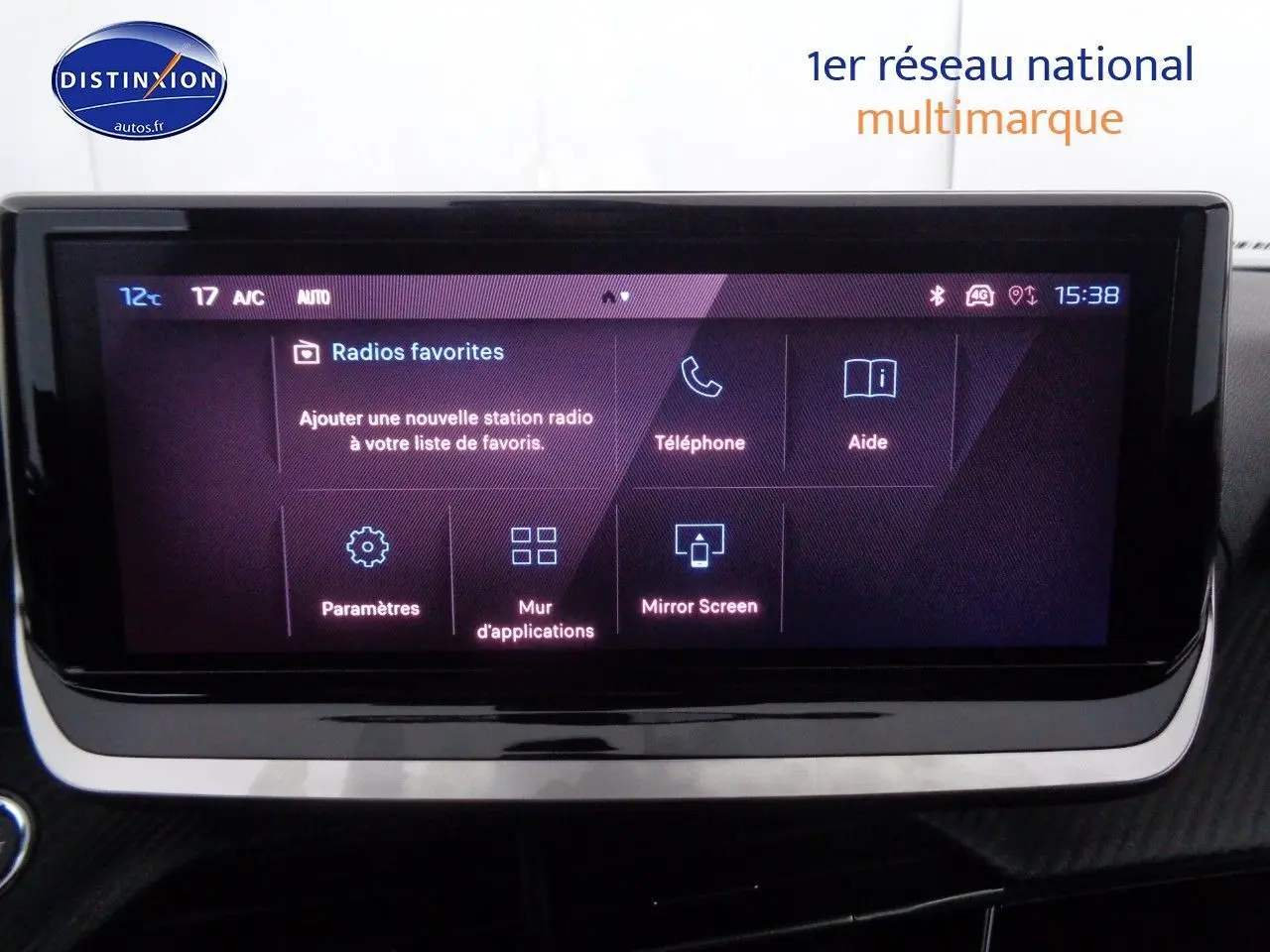 Écran tactile central du tableau de bord du Peugeot 2008 2023 affichant les options radio et connectivité.