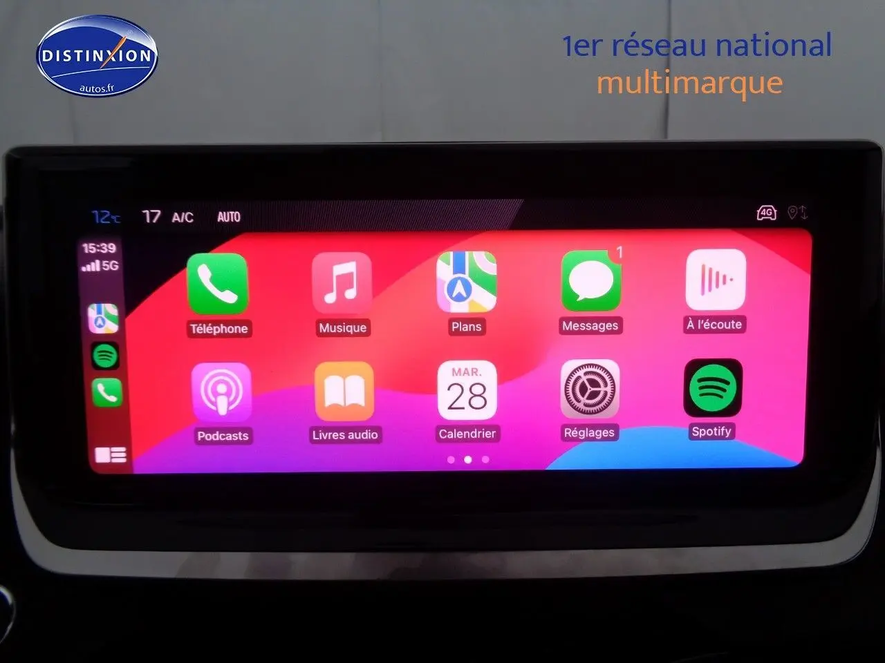 Écran tactile multimédia de la Peugeot 2008 affichant les applications Apple CarPlay en intérieur noir.