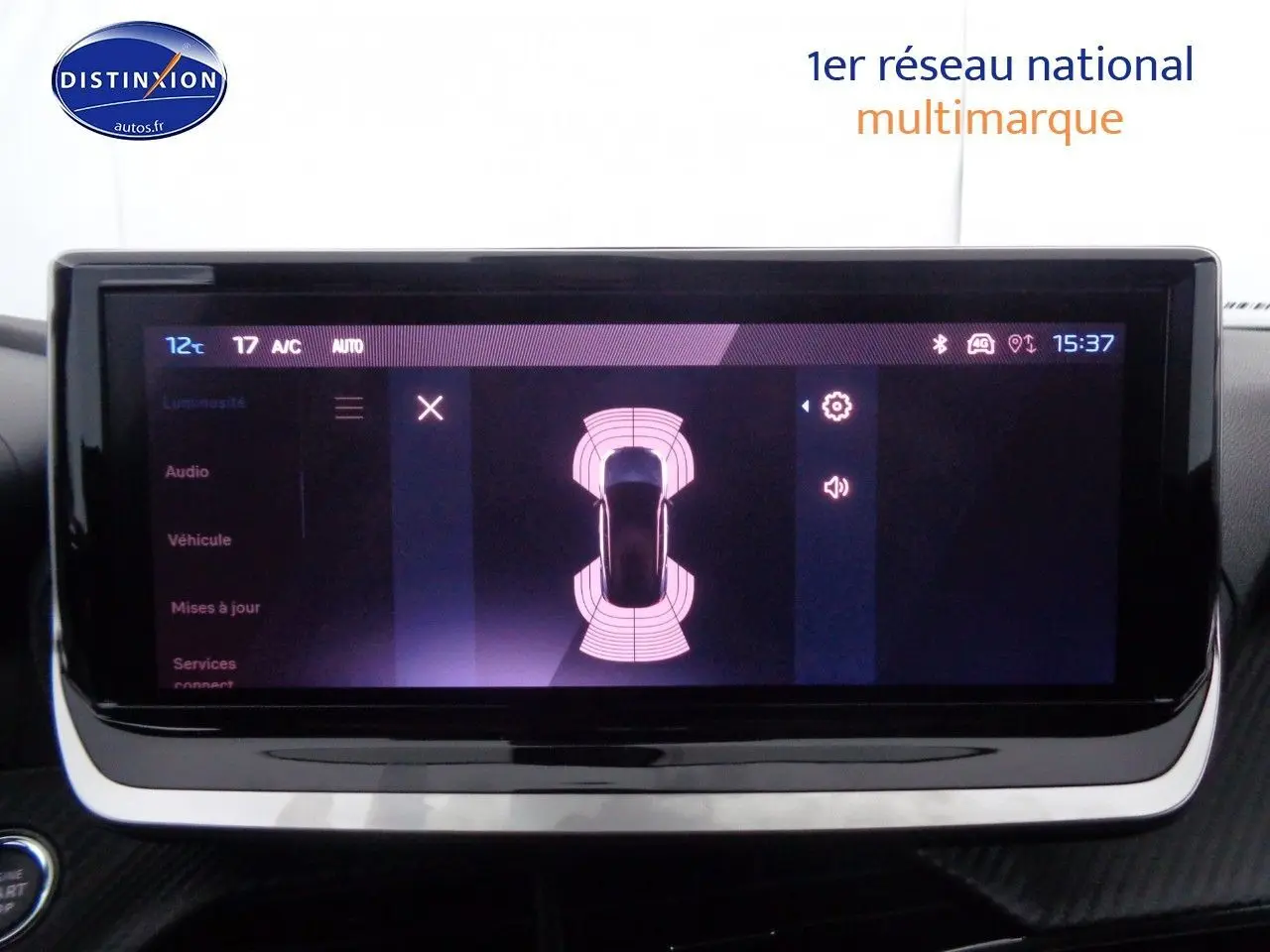 Écran tactile central du Peugeot 2008 2023 montrant l'interface d'aide au stationnement avec vue du véhicule en plan.