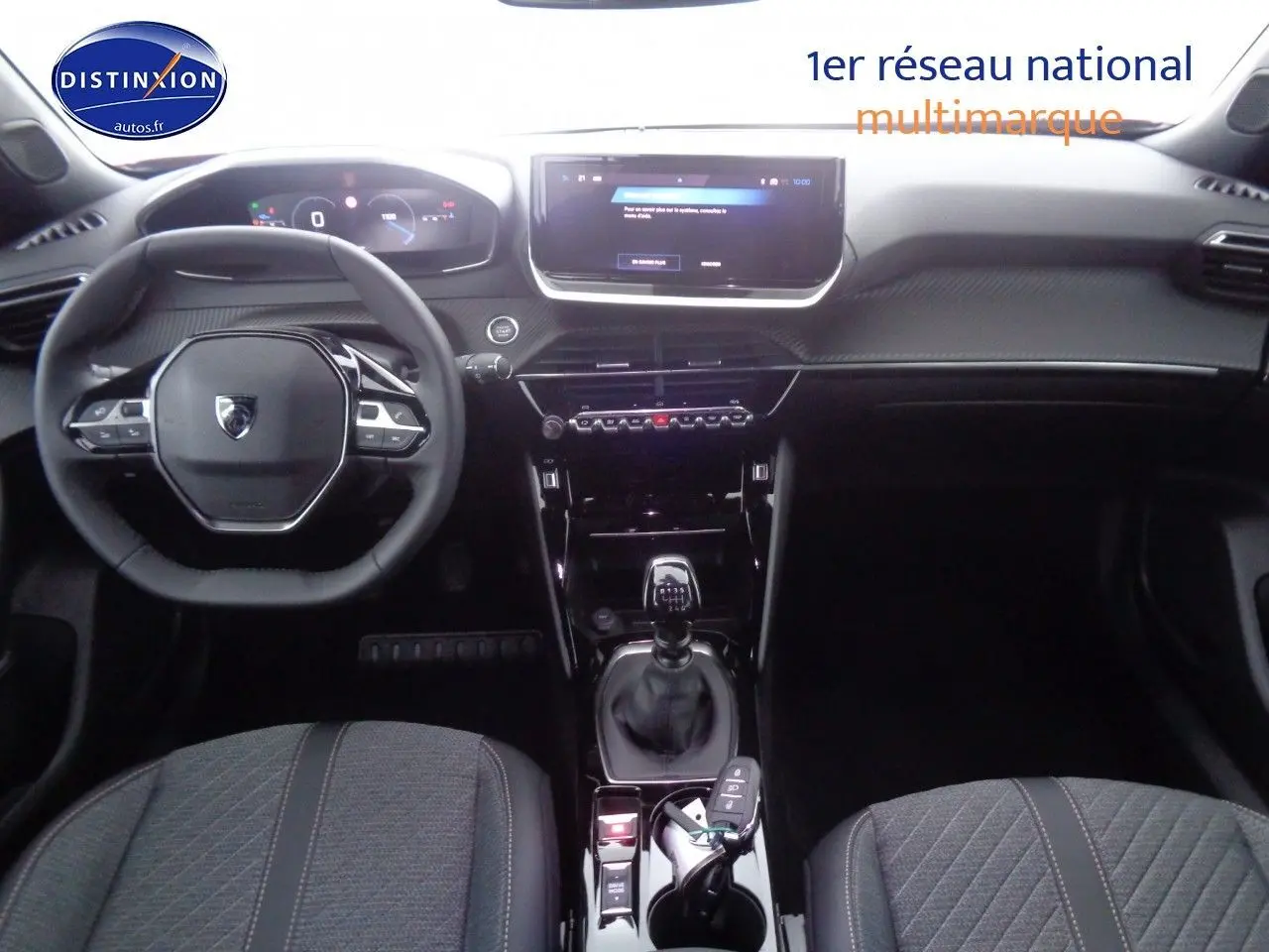 Intérieur du Peugeot 2008 2023, vue centrée sur le tableau de bord et la console avec boîte manuelle.