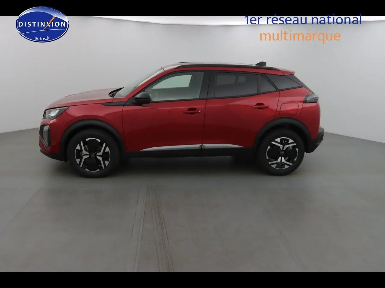 Profil côté gauche d'un Peugeot 2008 rouge Elixir métal de 2023 avec jantes noires et toit noir contrasté.