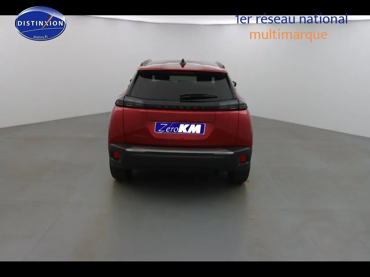 Vue arrière d'un Peugeot 2008 rouge Elixir Metal avec feux LED et plaque d'immatriculation Zero KM visible.