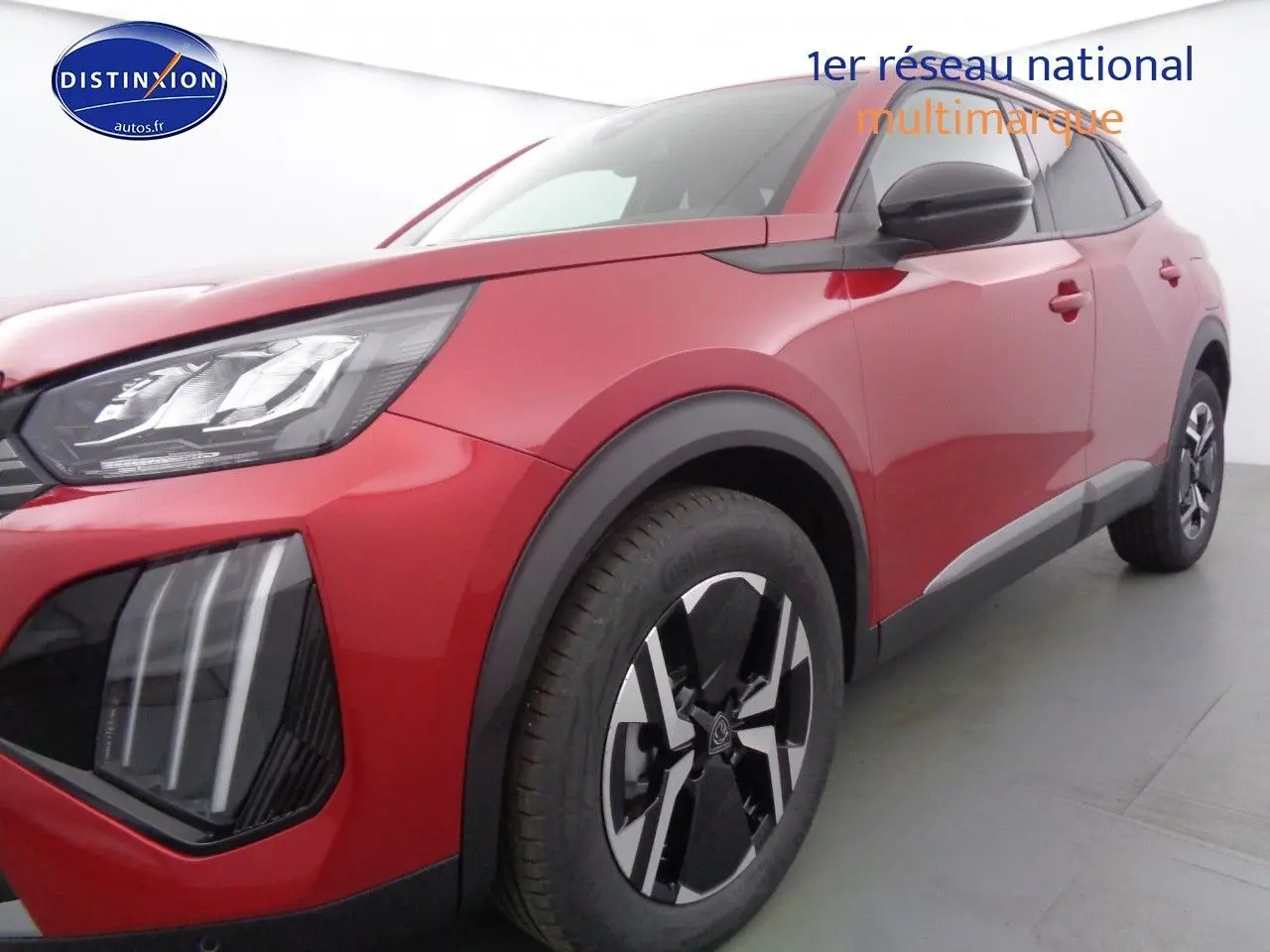 Vue 3/4 avant droit du Peugeot 2008 rouge Elixir Metal avec jantes biton noires et détails LED avant marquants.