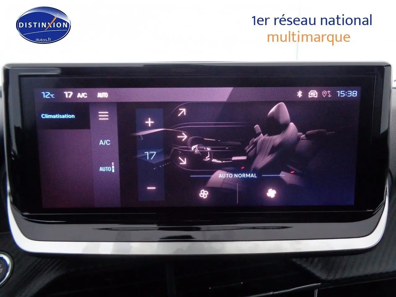 Écran tactile de climatisation automatique du Peugeot 2008 2023 affichant la température à 17°C.