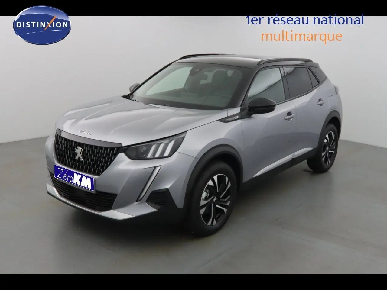 Peugeot 2008 gris Artense métal avec toit noir, vue 3/4 avant mettant en valeur sa calandre et ses jantes noires.