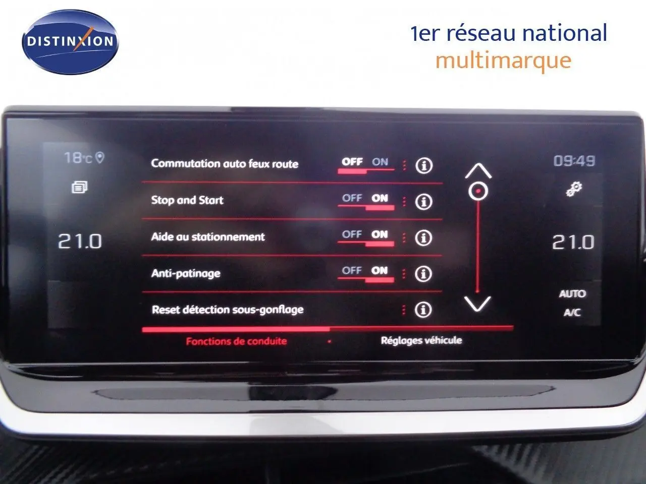 Écran tactile du tableau de bord du Peugeot 2008 GT 2023 montrant les réglages d'aides à la conduite et climatiseur à 21°C.