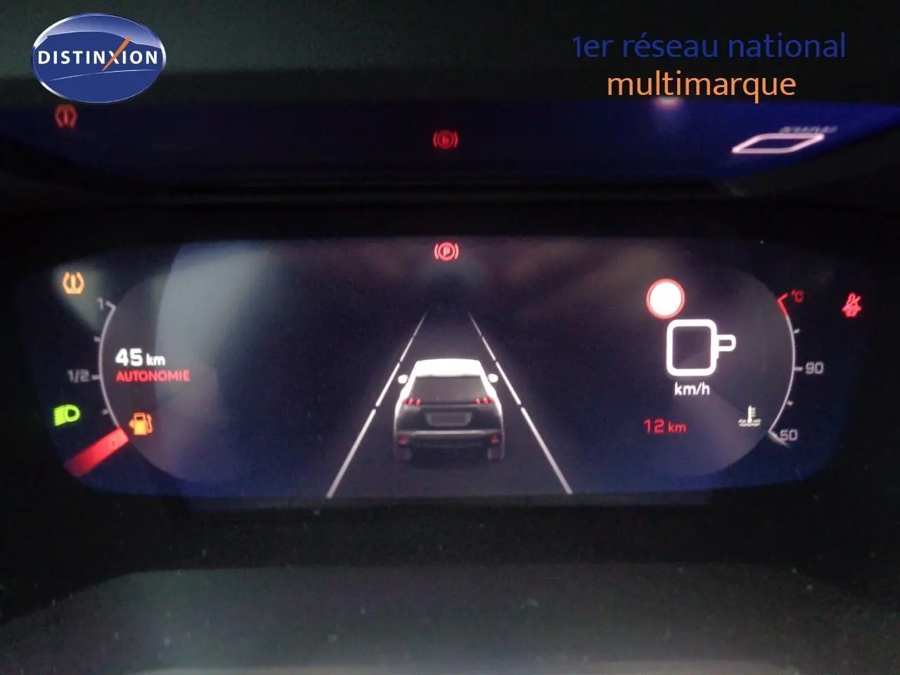 Affichage numérique du tableau de bord du Peugeot 2008 gris, montrant la distance d'autonomie et la vitesse à 0 km/h.