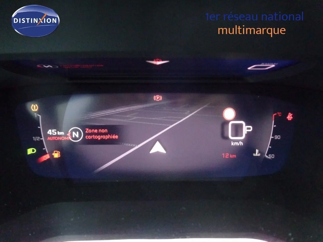 Affichage numérique du tableau de bord du Peugeot 2008 2023 montrant la navigation et l'autonomie restante en essence.