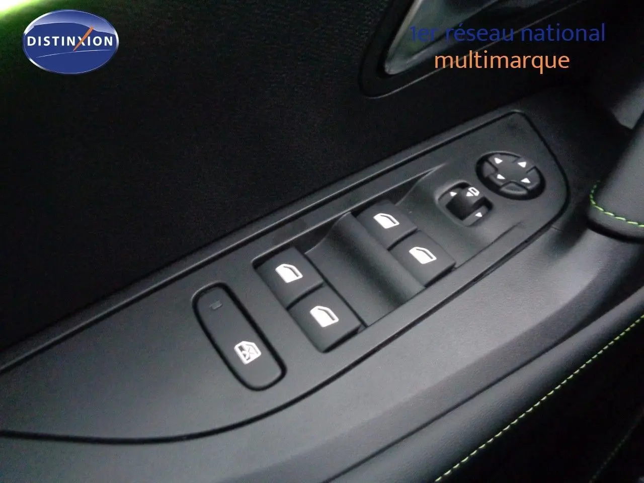 Panneau de commandes des vitres et rétroviseurs côté conducteur d'une Peugeot 2008 GT 2023 avec surpiqûres vertes.