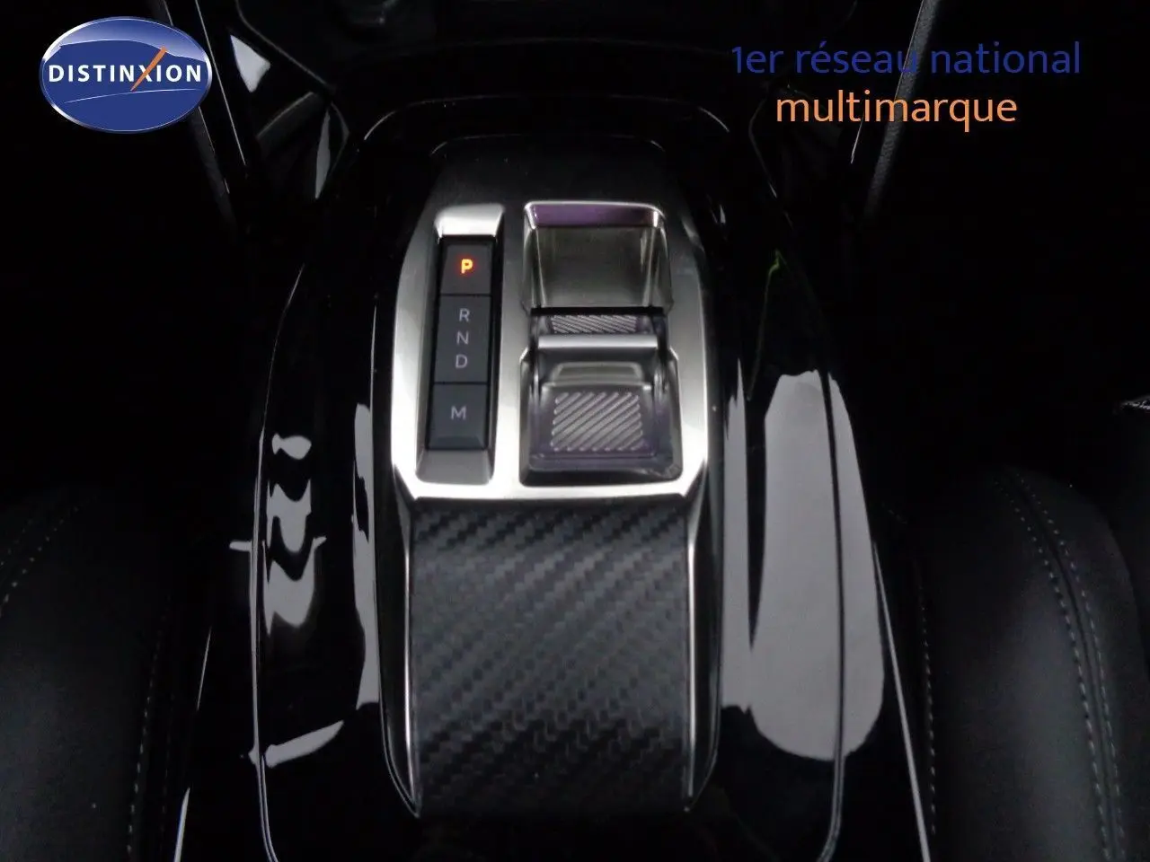 Gros plan sur la console centrale noire brillante avec levier de vitesses électronique du Peugeot 2008 GT 2023.