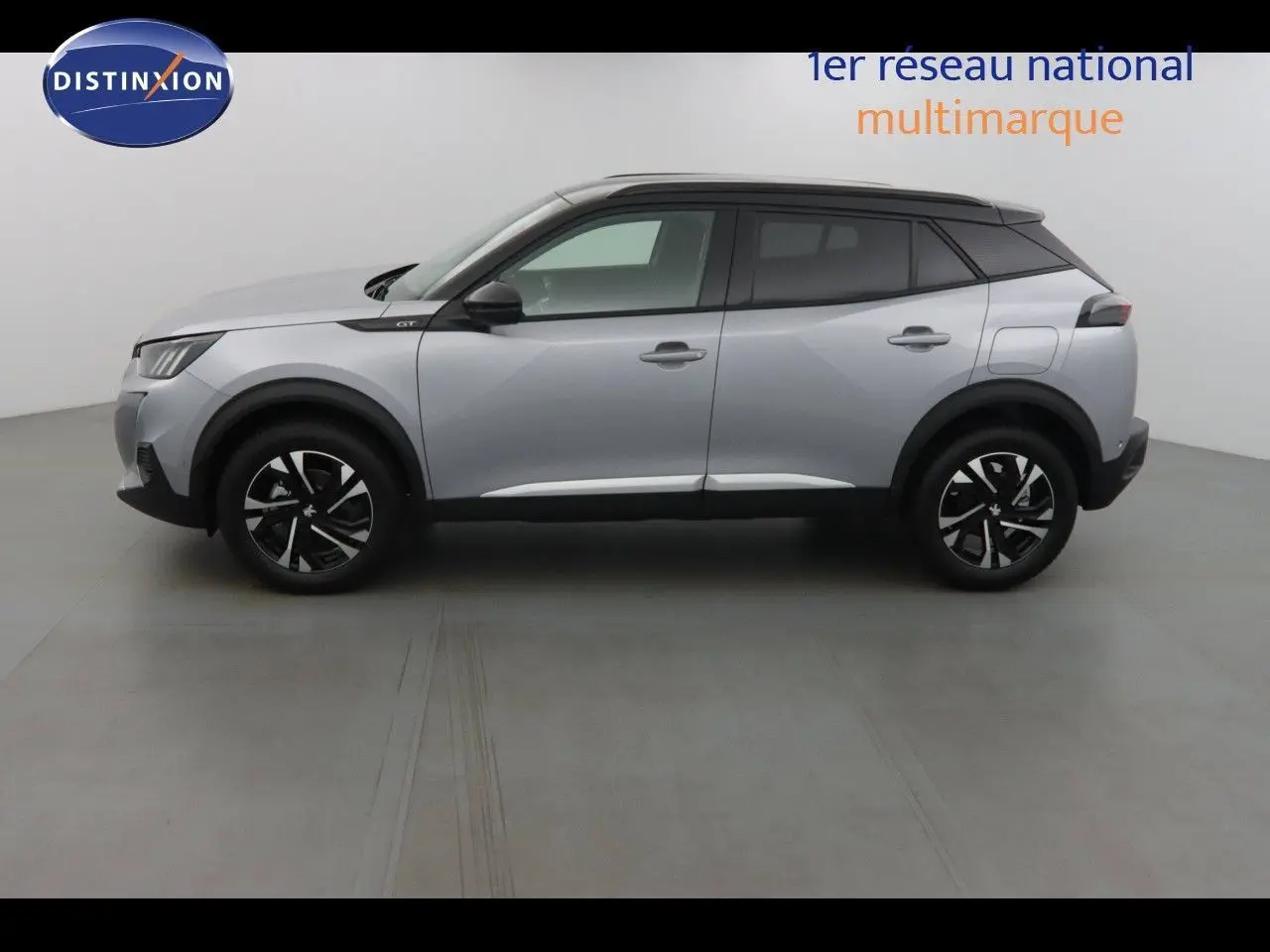 Peugeot 2008 1.2 PureTech 130ch GT gris Artense métal avec toit noir, vue profil côté gauche dans un studio.