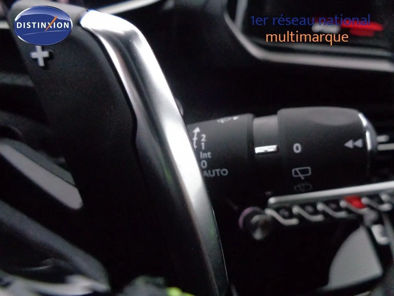 Gros plan sur la palette de changement de vitesses argentée dans l'habitacle noir du Peugeot 2008 GT 2023.