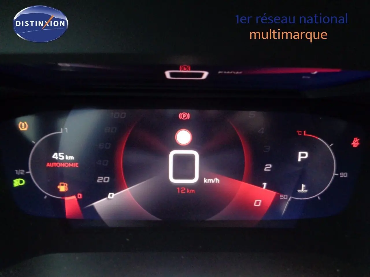 Tableau de bord numérique du Peugeot 2008 gris, affichant 45 km d'autonomie et vitesse à 0 km/h en mode parking.