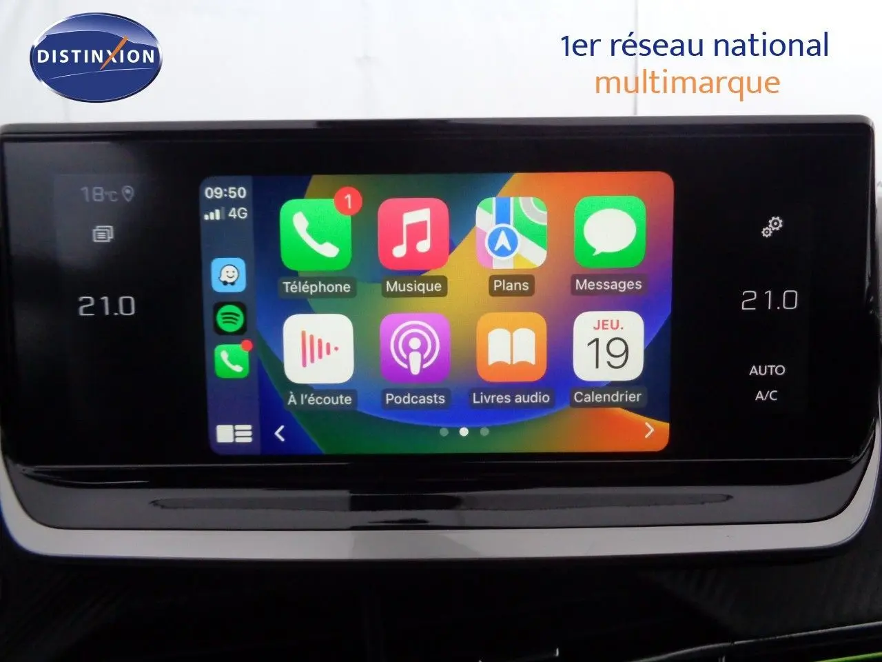 Peugeot 2008 2023 gris Artense métal avec toit noir, vue 3/4 avant mettant en valeur ses lignes modernes et toit contrasté.