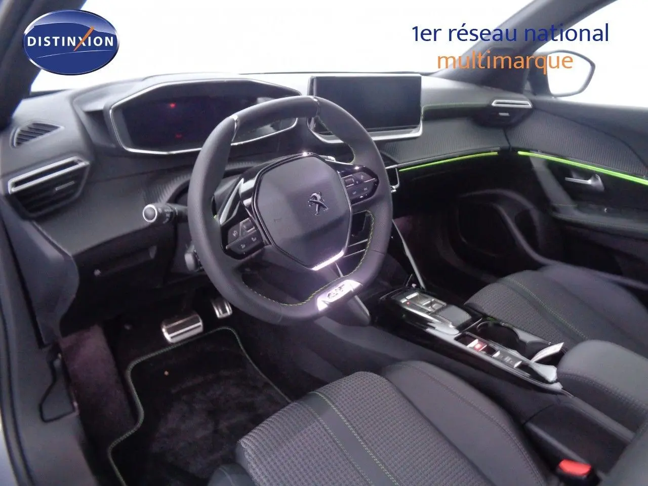Intérieur de la Peugeot 2008 1.2 PureTech 130ch GT 2023, vue côté conducteur, tableau de bord et volant noir avec surpiqûres vertes.