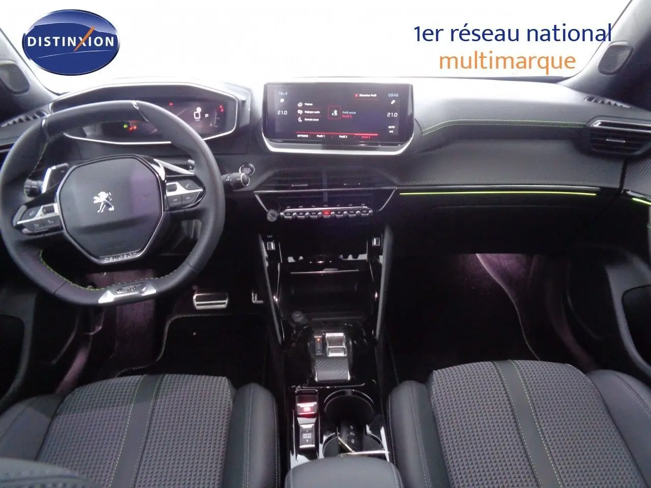 Intérieur du Peugeot 2008 GT 2023 vu de face, tableau de bord moderne avec écran tactile et sellerie noire à surpiqûres vertes.