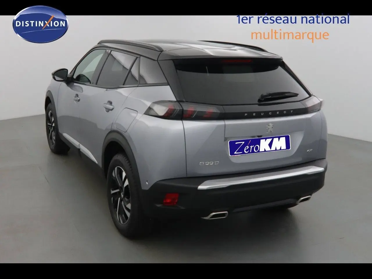Vue 3/4 arrière d'un Peugeot 2008 gris Artense métal avec toit noir, feux LED et double sortie d'échappement chromée.