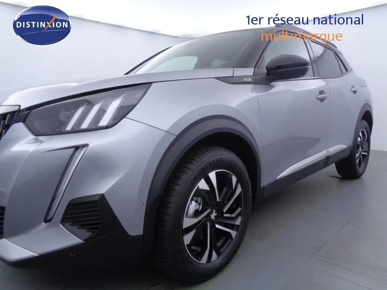 Peugeot 2008 GT gris Artense métal avec toit noir, vue 3/4 avant droit mettant en valeur ses phares LED et jantes biton.