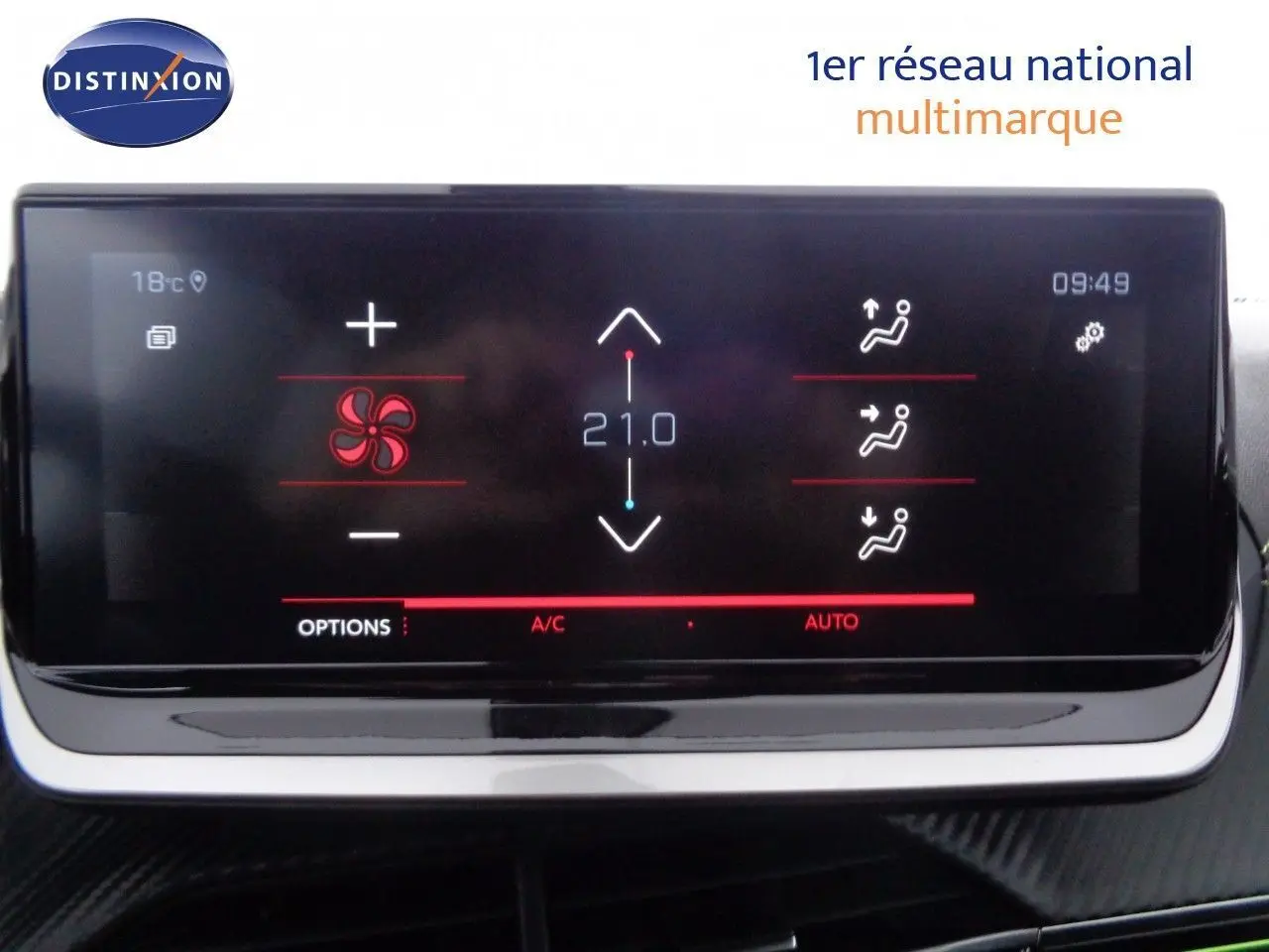 Écran tactile du système de climatisation du Peugeot 2008 gris Artense avec affichage digital en rouge et blanc.