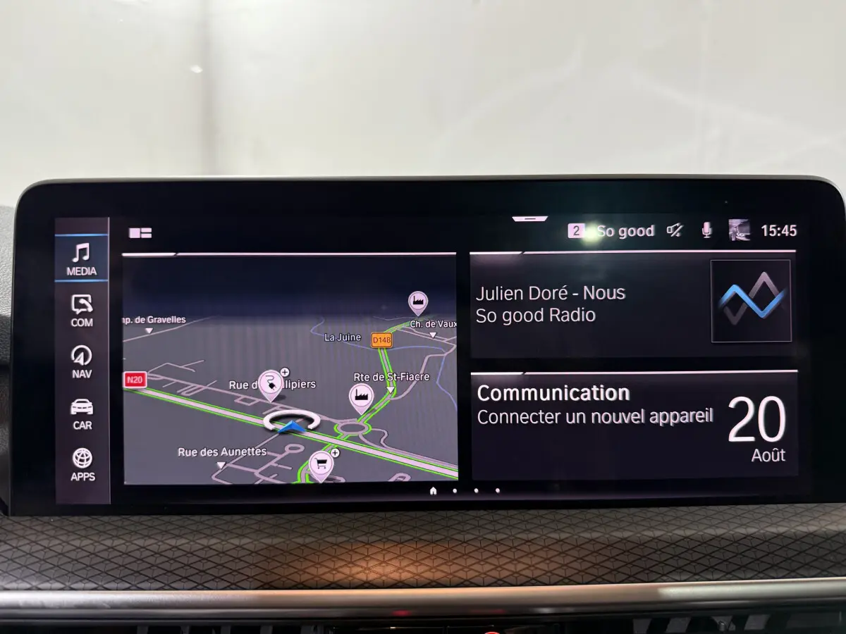 Écran tactile central du BMW X3 xDrive30e 2023 affichant navigation et communication en intérieur noir.