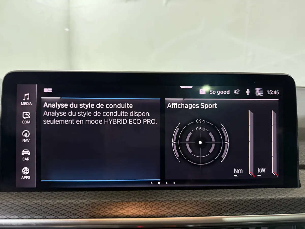 Écran tactile central du tableau de bord du BMW X3 xDrive30e 2023 affichant l'analyse du style de conduite en mode hybride.