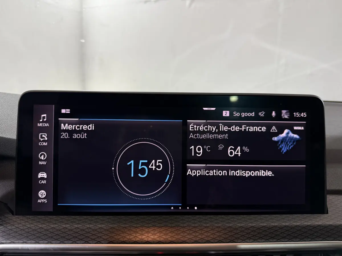 Écran tactile central du BMW X3 xDrive30e 2023 affichant l'heure et la météo, intérieur noir moderne.
