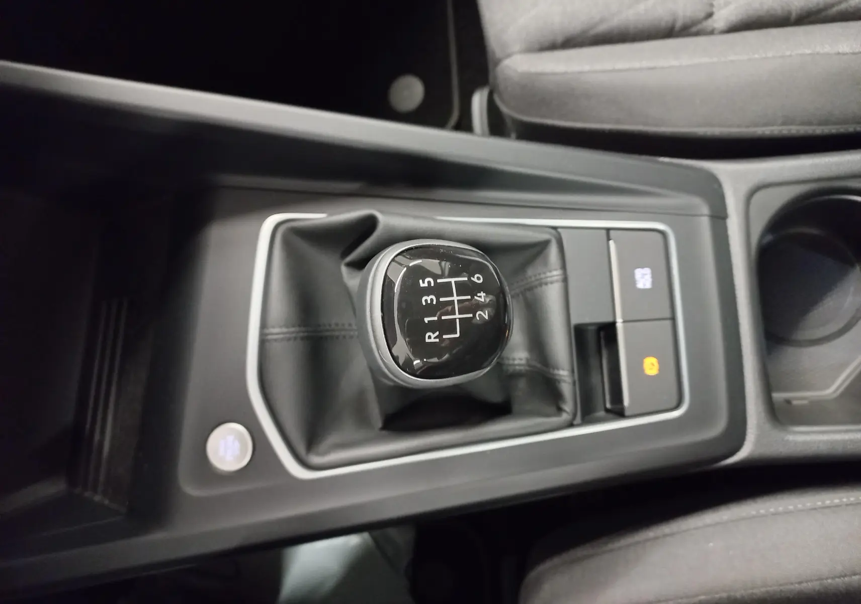 Gros plan sur le levier de vitesses manuel 6 rapports de la Volkswagen Golf 1.5 eTSI 2025, intérieur noir.