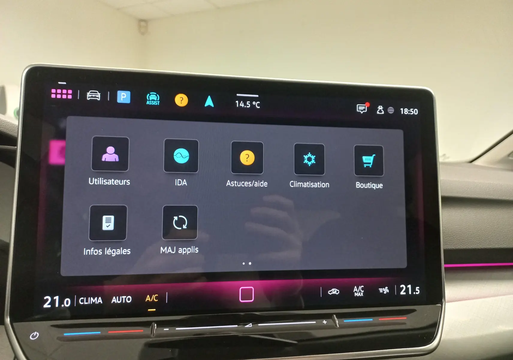 Écran tactile central de la Volkswagen Golf 1.5 eTSI 2025 affichant le menu principal avec ambiance intérieure claire.