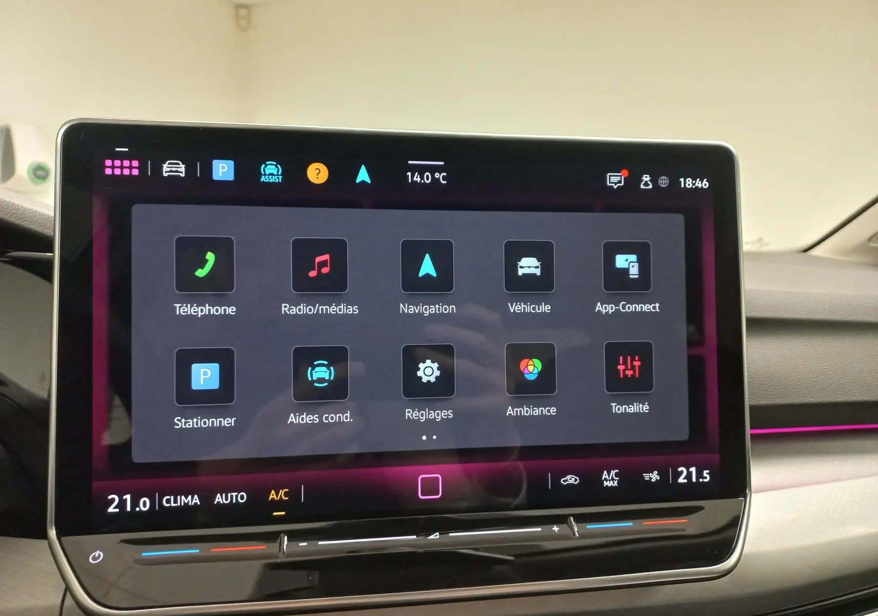 Écran tactile central de la Volkswagen Golf 1.5 eTSI 2025 affichant le menu principal avec options connectivité et réglages climatiques.