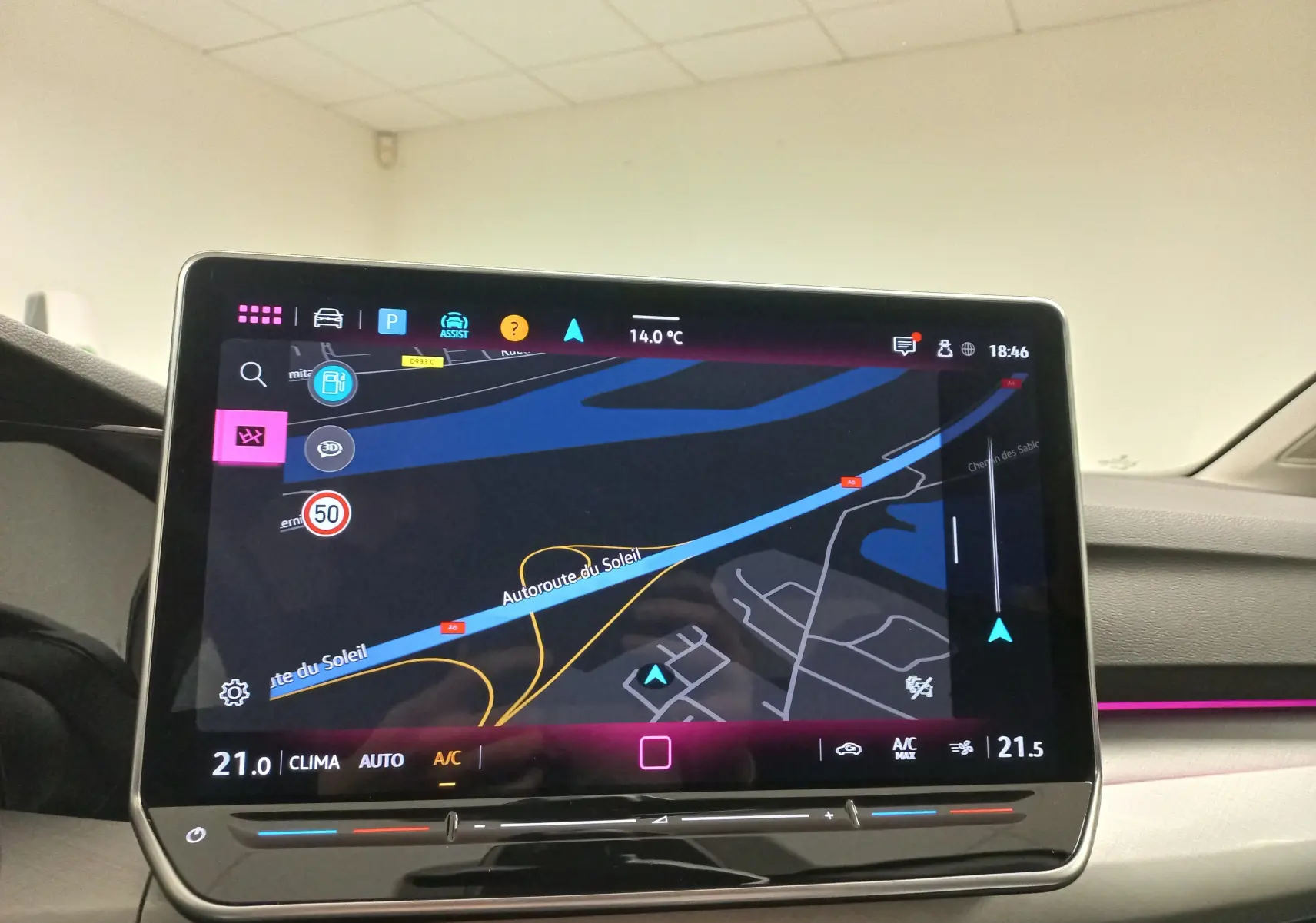 Vue intérieure du tableau de bord de la Volkswagen Golf 2025 avec écran tactile affichant la navigation et climatisation digitale.